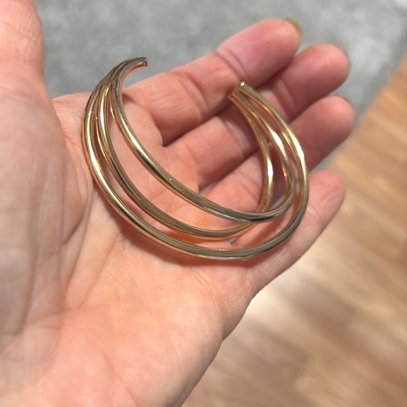 GEOMETRIC GOLD-TONE BRACELET AND MATCHING LEVERBACK EARRINGS SET - Picture 5 of 10